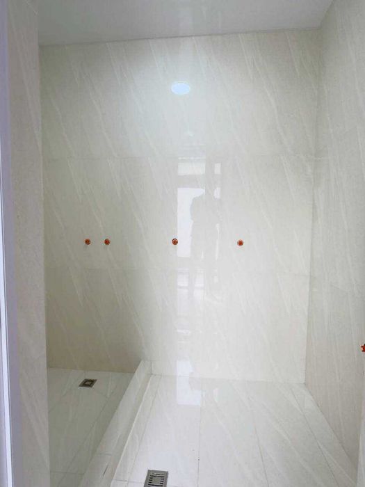 Уч кахрамон постидан 7 км Хожи ота  2 сотих 4 хона + холл Евроремонт