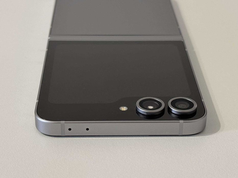 Бартер!Като НОВ! Samsung Galaxy Flip 6 Silver Shadow (Сив)