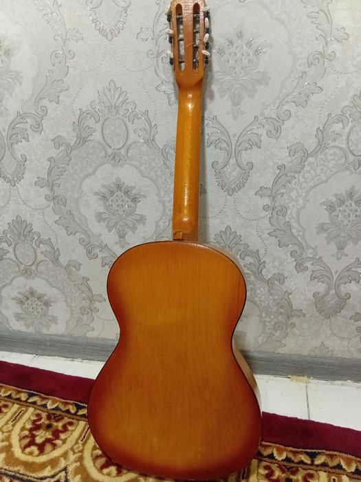 Gitara  sotiladi