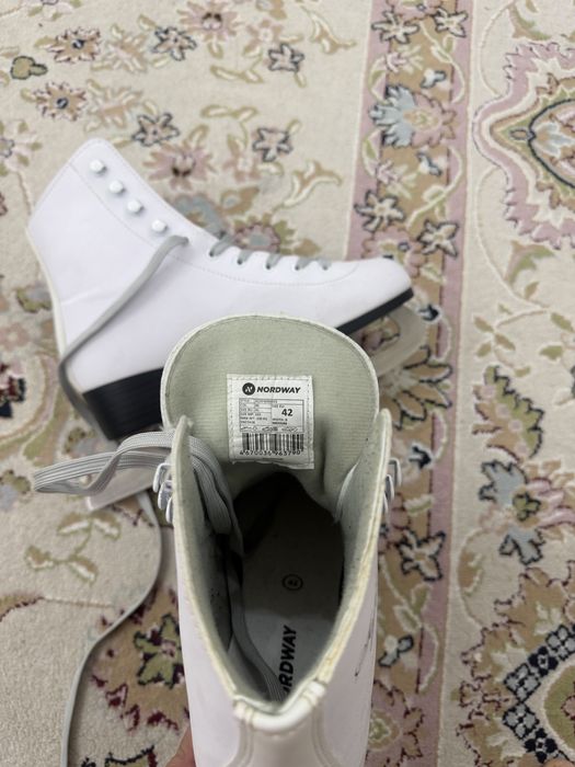 Продам женские коньки