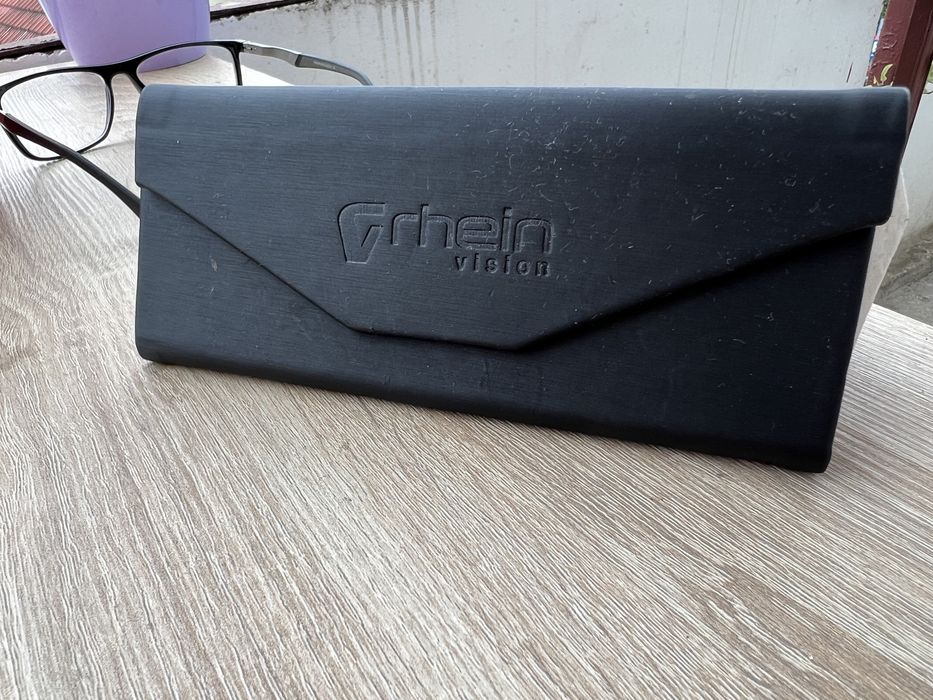 Ochelari vedere drept: -0,50; stang: -0,25
