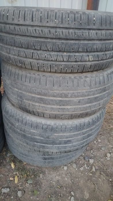 Продам шины от хайлюкса
