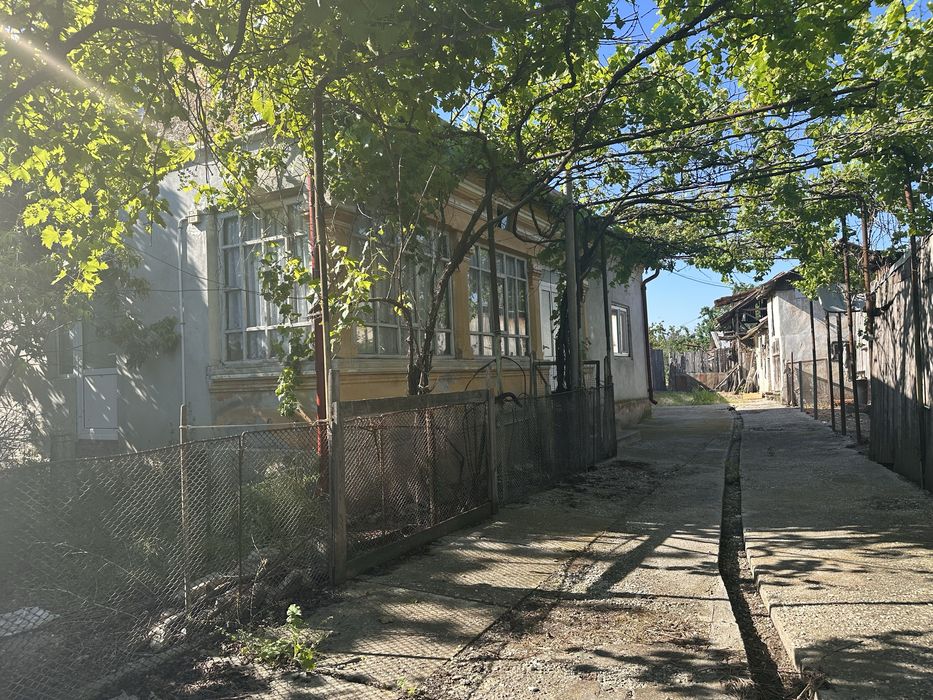 Vind casa  in sat Izvoru