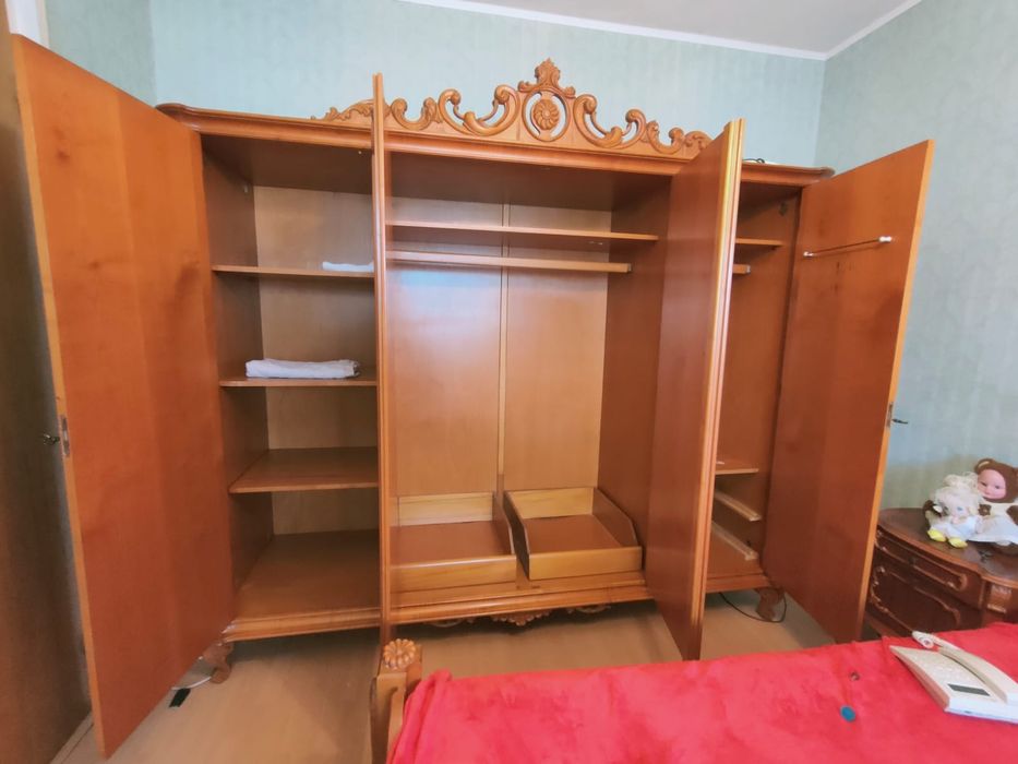 Mobilă veche, din lemn masiv, lustre și ceas cu pendula.