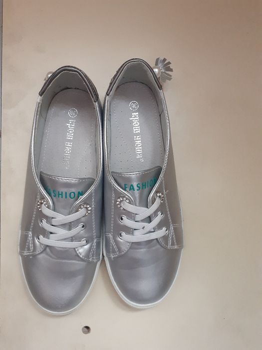 Продам кроссовки