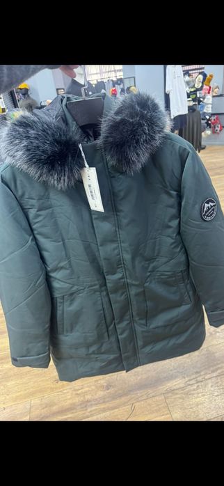 В продаже мужские куртки