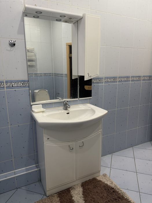 Шкаф с раковиной и с зеркалом