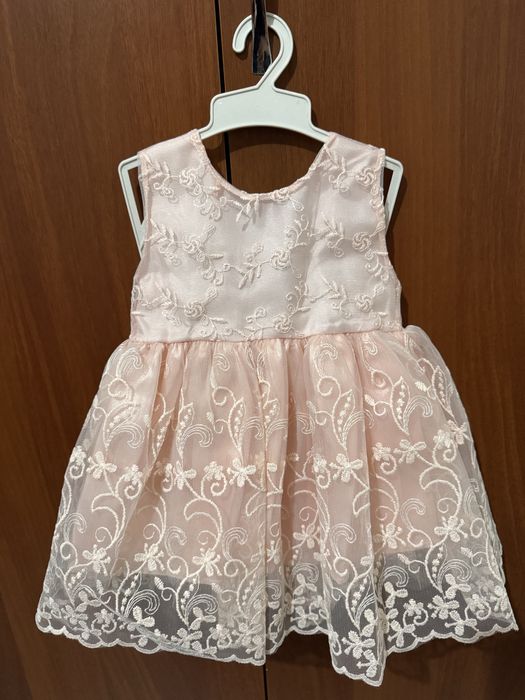 Қыз балаға киімдер сатылады