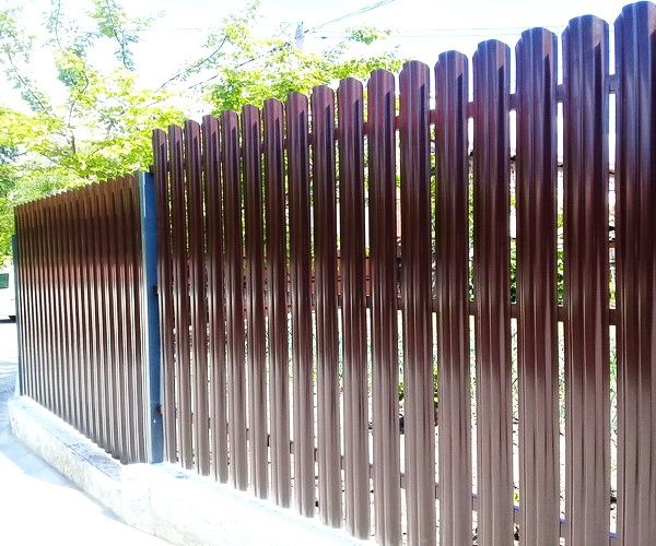 Construim garduri si porti din sipca metalica, panouri stil jaluzele,