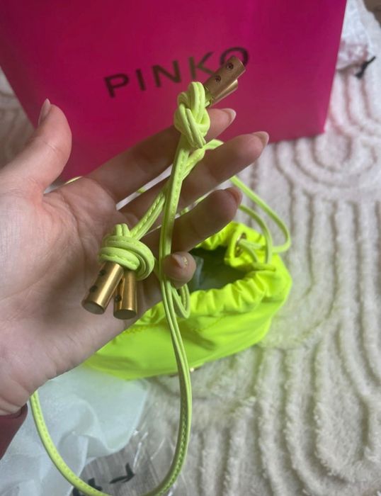 Чанта неонова на Pinko