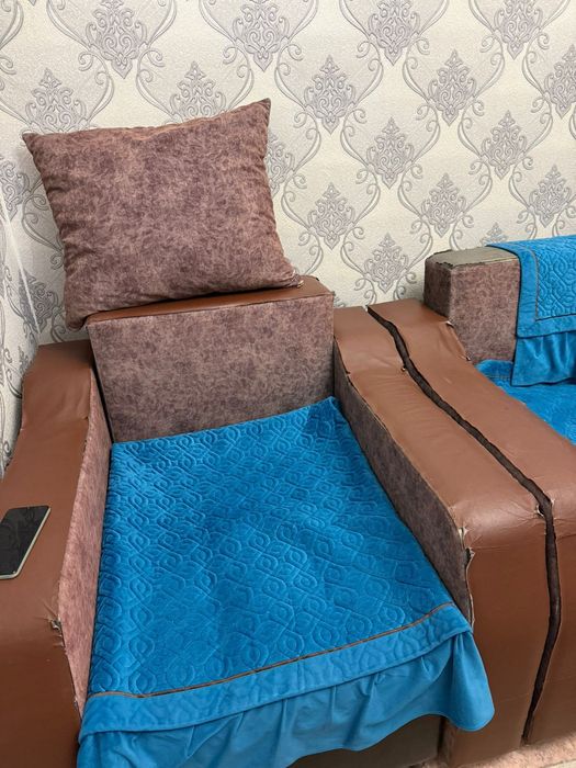 Диван жастықтарымен сатылады.