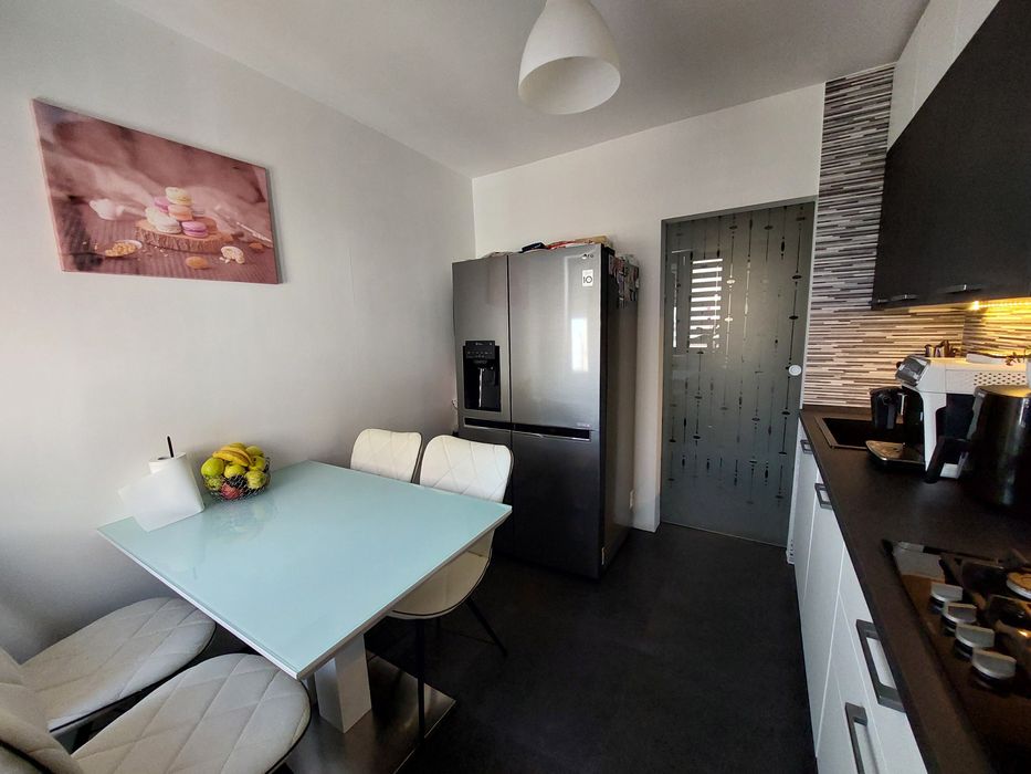 Vând apartament 3 camere decomandat Sup. 75mp