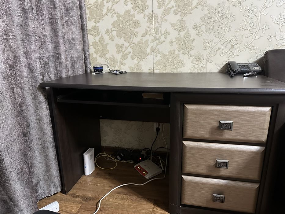 Продаю письменный стол