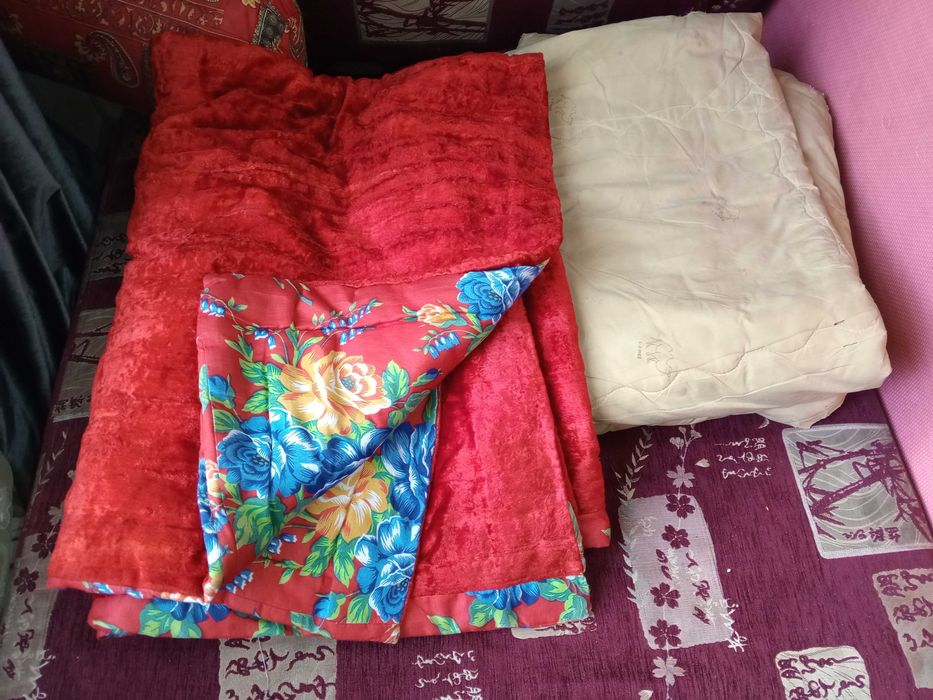 Одеяло верблюжье теплое б/у 2 штуки, цена за 1 штуку.