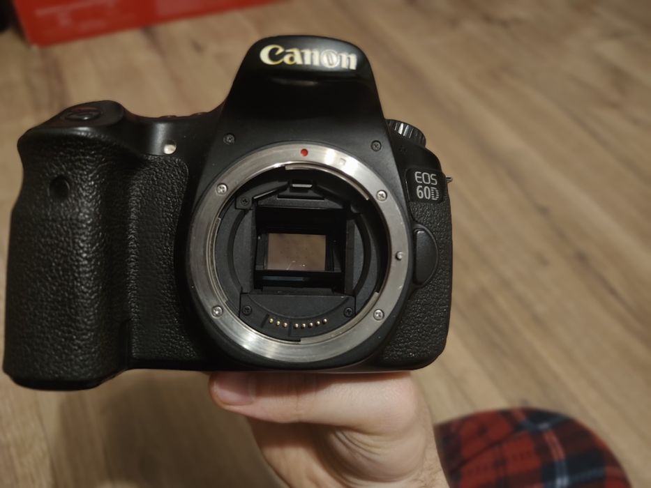 Canon EOS 60D + Obiectiv 18-55mm