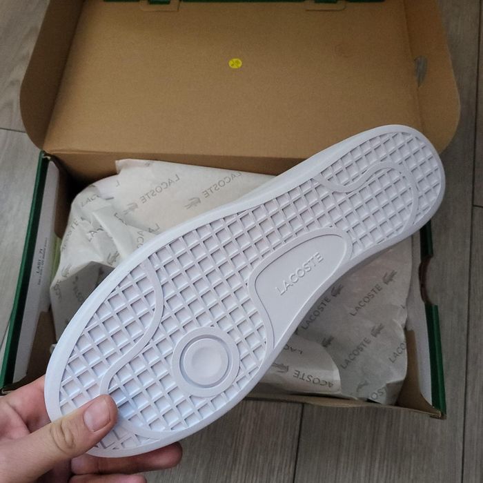 Adidasi lacoste ,la cutie