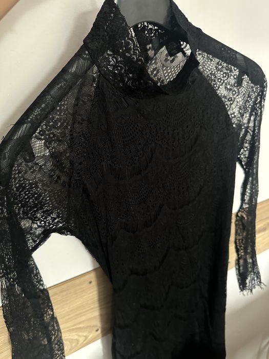 Елегантна дантелена черна рокля
