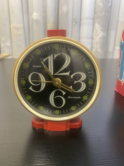Будильник часы советских времен.