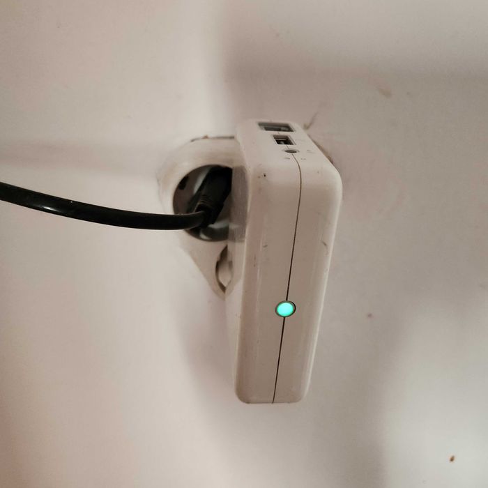 Router Apple AirPort Express (merge si pe Windows, si pe MacBook