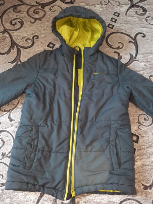 Тонкая курточка на мальчика.
С утеплителем.
Размер на фото.
Подходит н