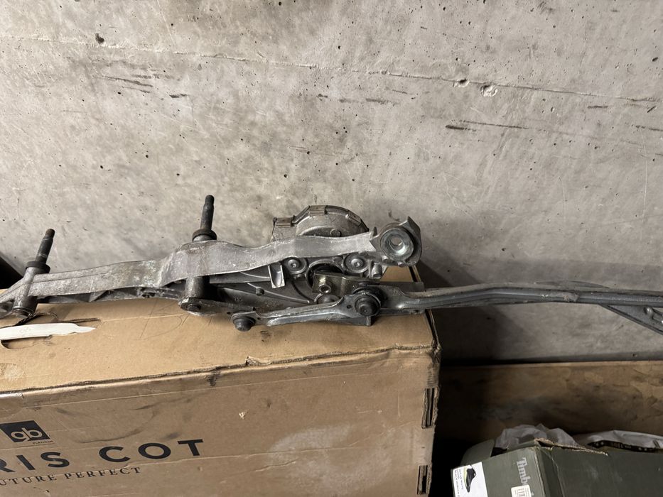 Моторче за чистачки с рамене за W204