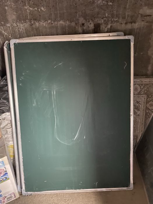 Doska sotiladi. Mel va markerda yozish mumkin.