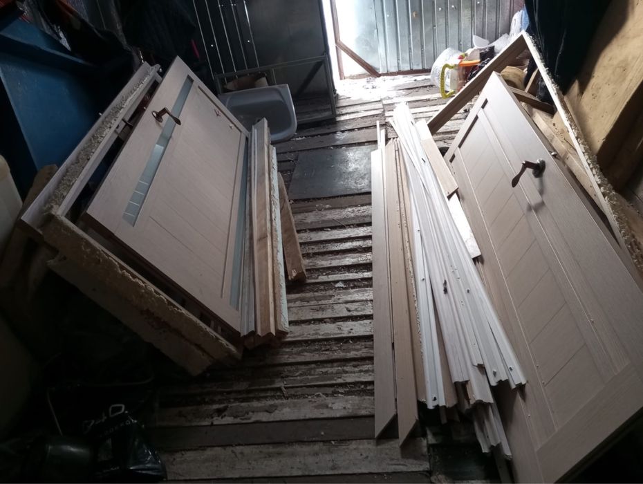 Продам двери и плинтус