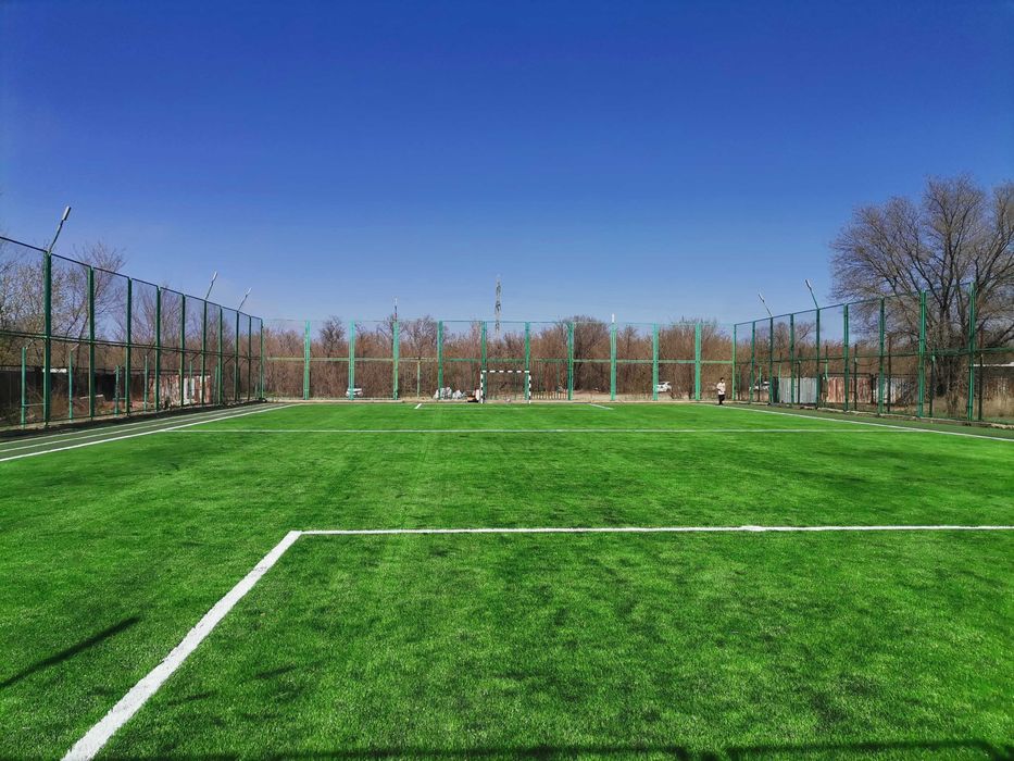 Футбольное поле с новым покрытием