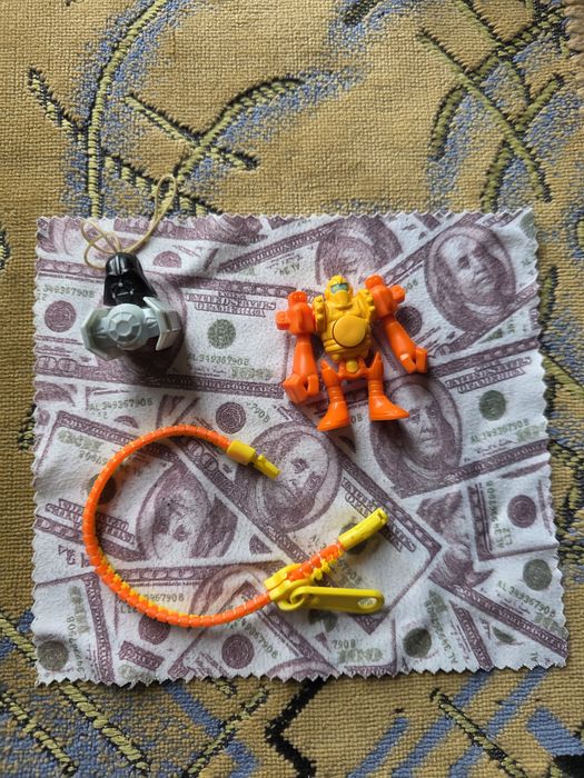 Продам брелки  разные