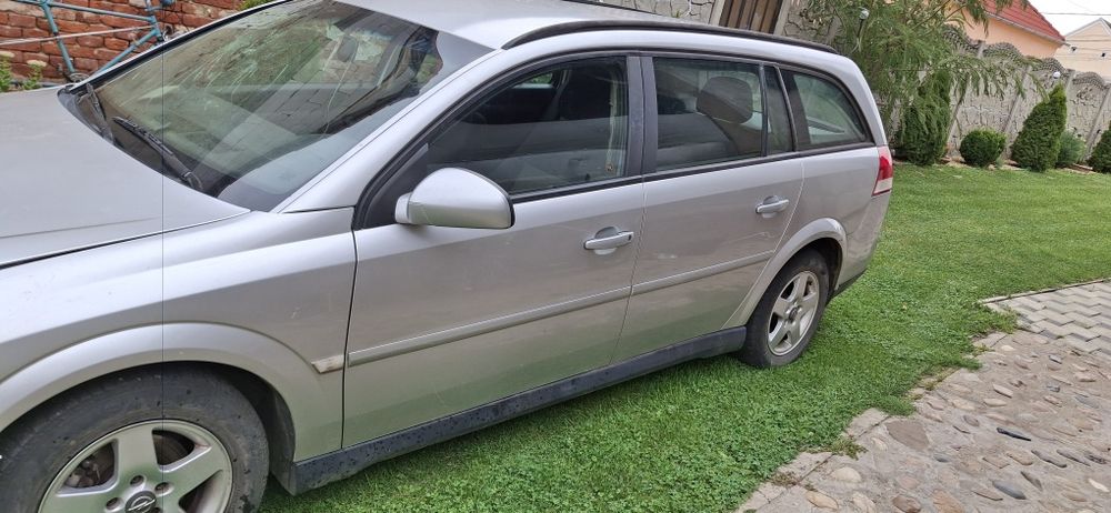 Dezmembrez opel Vectra 2,2 dizel 2004 funcționează. Radiată.