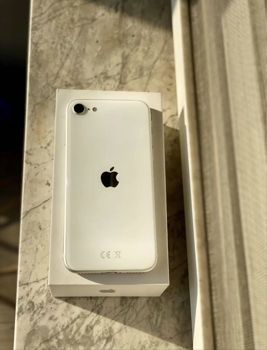 Vând iPhone SE 2020