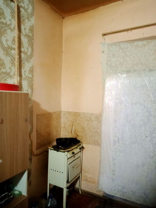 Продаю дом 1 ком 24 кв м  г Янгиюль 14 000ь