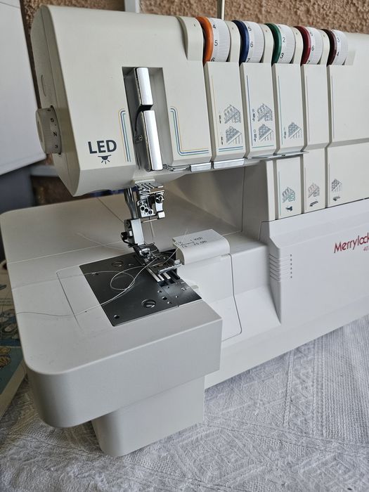 Masina casnica combinata de surfilat si acoperire Merrylock 4070