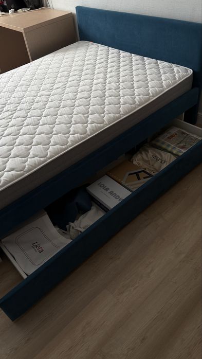 Продаю кровать с матрасом