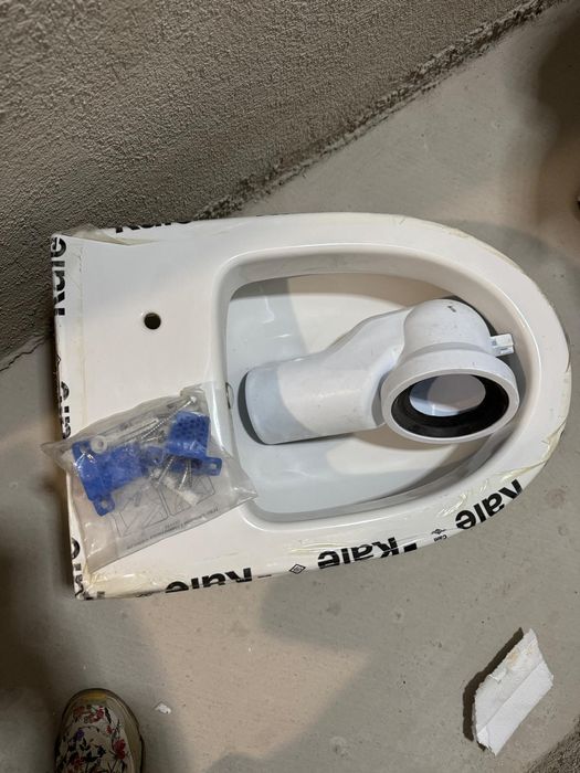 Нова туалетна чиния