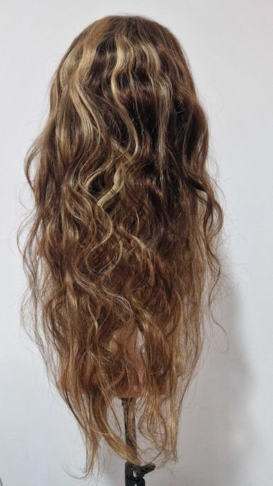 Чуплива естествена перука от бразилска коса 70-75 см - Lace Front 13x6, кафява с руси кичури
