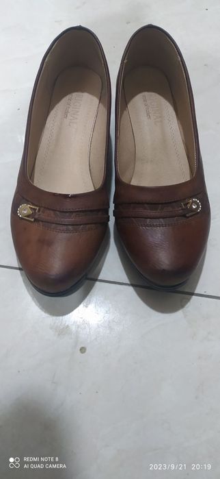 Ayollar tufligi sotiladi