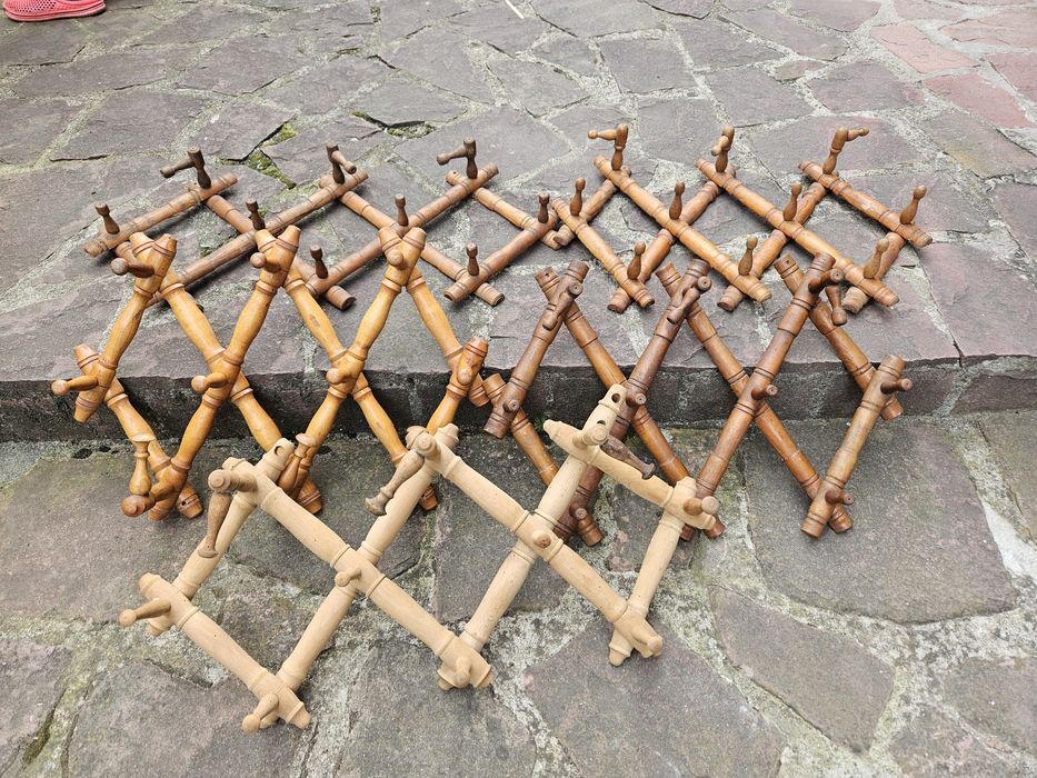 Продава се дървена закачалка