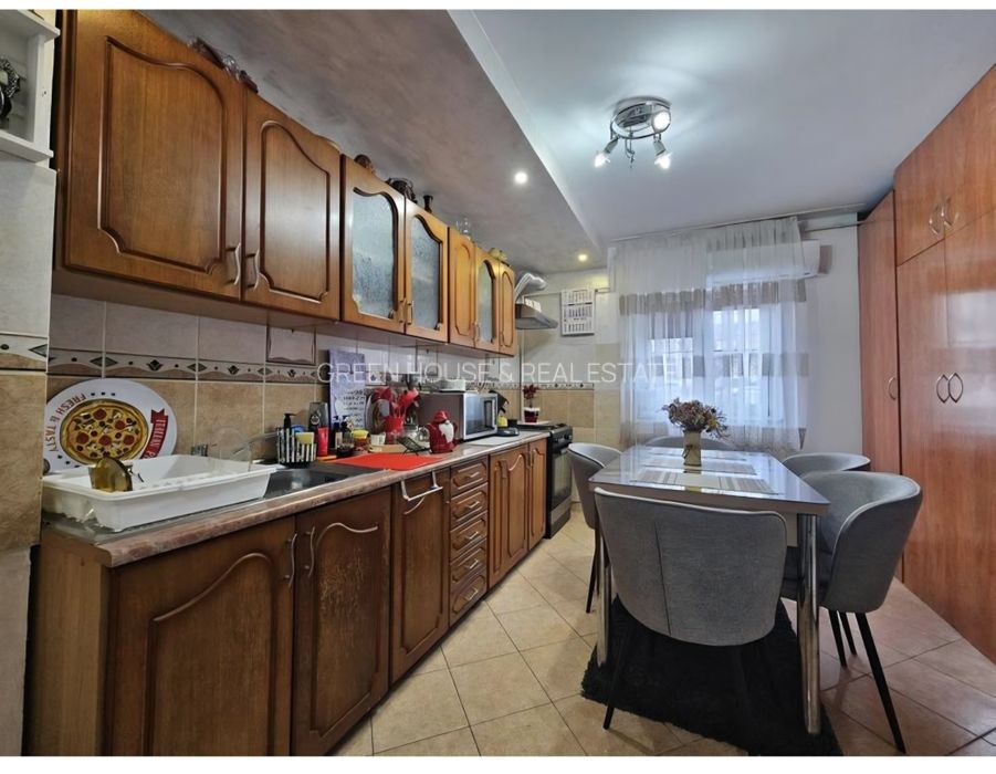 Vând apartament 3 camere -Deva