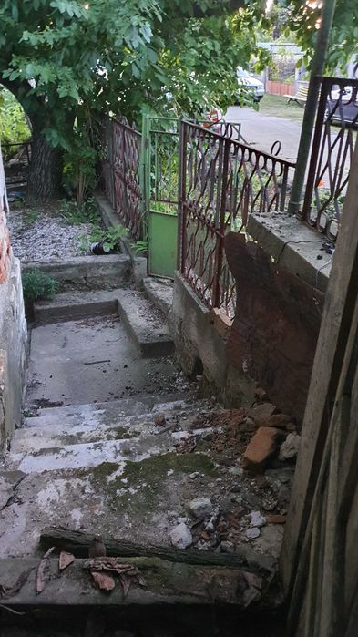 Къща с двор и двуетажна постройка в с. Ивановци, Видин
