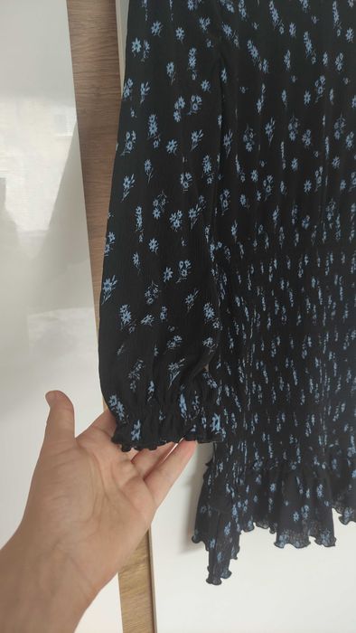 Черна рокля на сини цветя