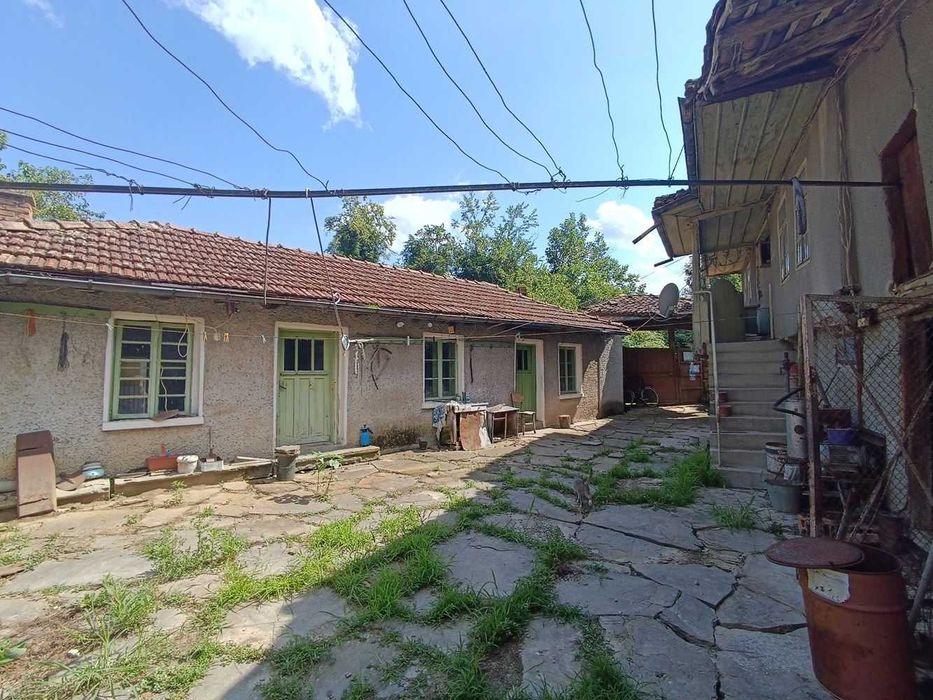 Къща с голям двор в село Плаково