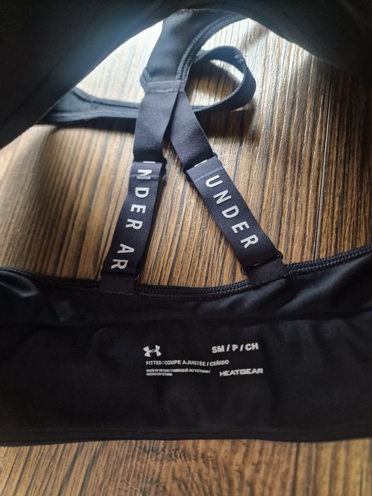 Страхотно дамско спортно бюстие UNDER ARMOUR размер S/M