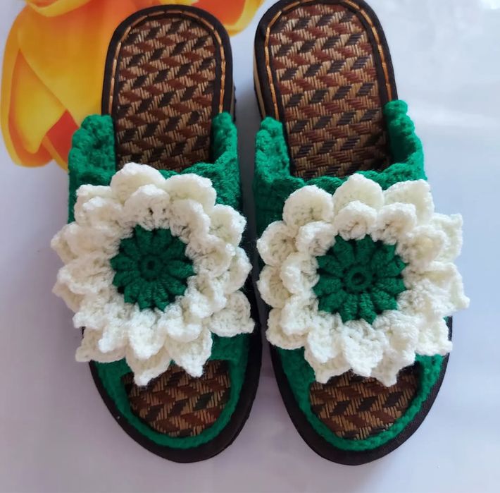 Вязанная тапочка