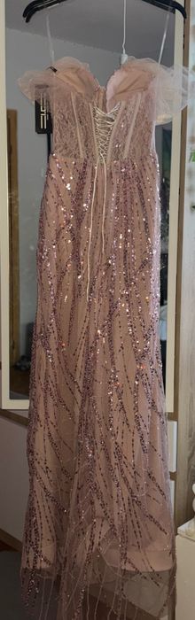 Чисто нова бална рокля