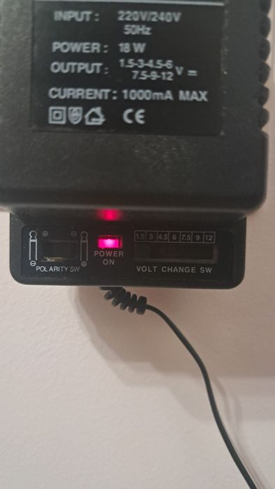 Alimentator universal AC/DC