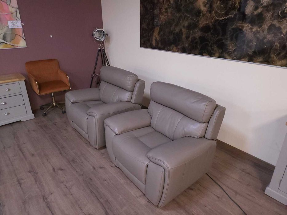 Бежови кожени фотьойли - 2 броя с електрически релакс механизъм