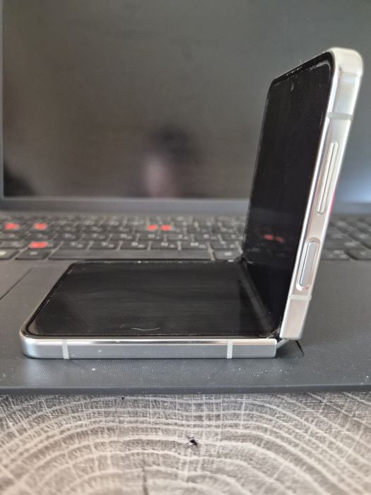 Продавам Samsung Galaxy Z Flip 5, 512GB, цвят Cream. Без забележки!