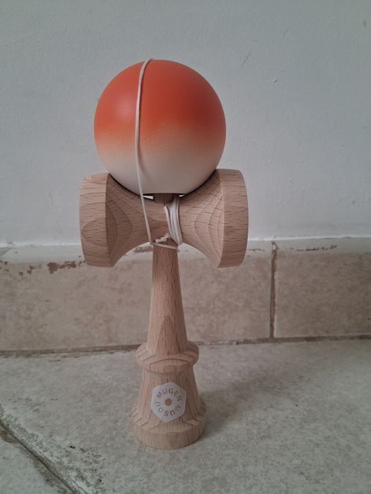 Vând kendama mugen musou rainbow nou nouta cu cutie și ata de rezerva cu stickere
