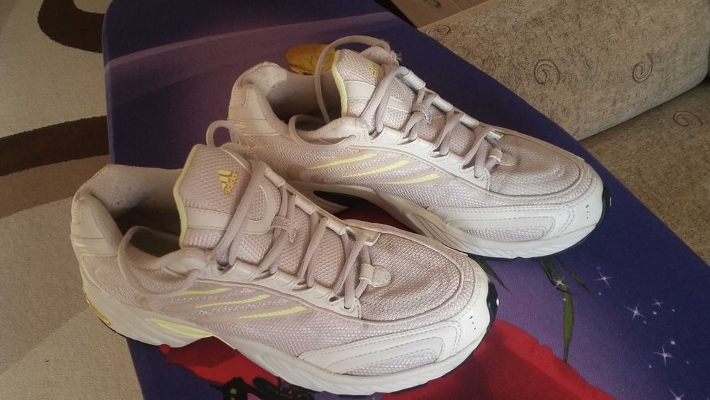 Продаются б/у кроссовки adidas